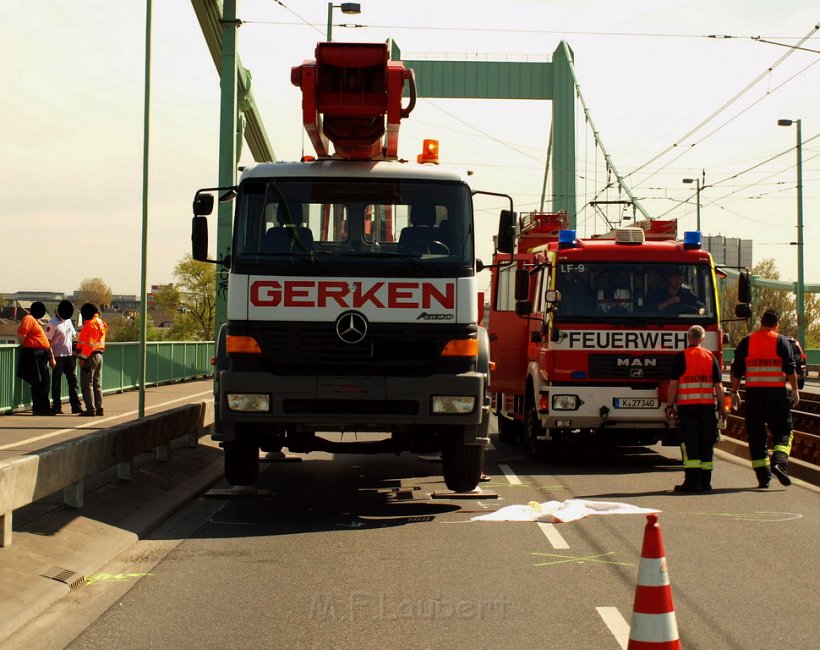 Arbeiter abgestuerzt vom PKW ueberfahren Koeln Muelheim Muelheimer Bruecke P63.JPG